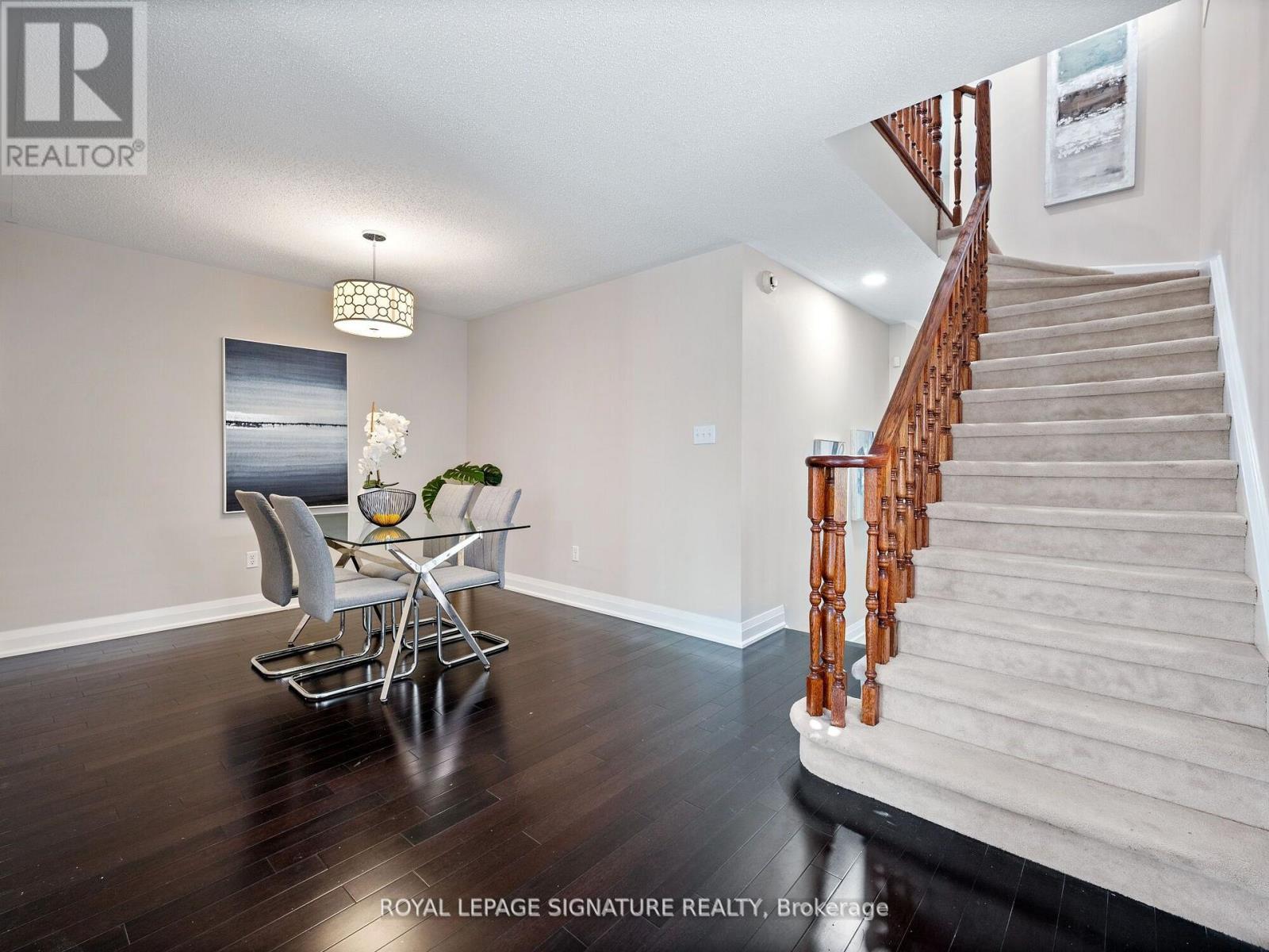 Photo 4 of 5015 Dubonet Drive, Mississauga ON