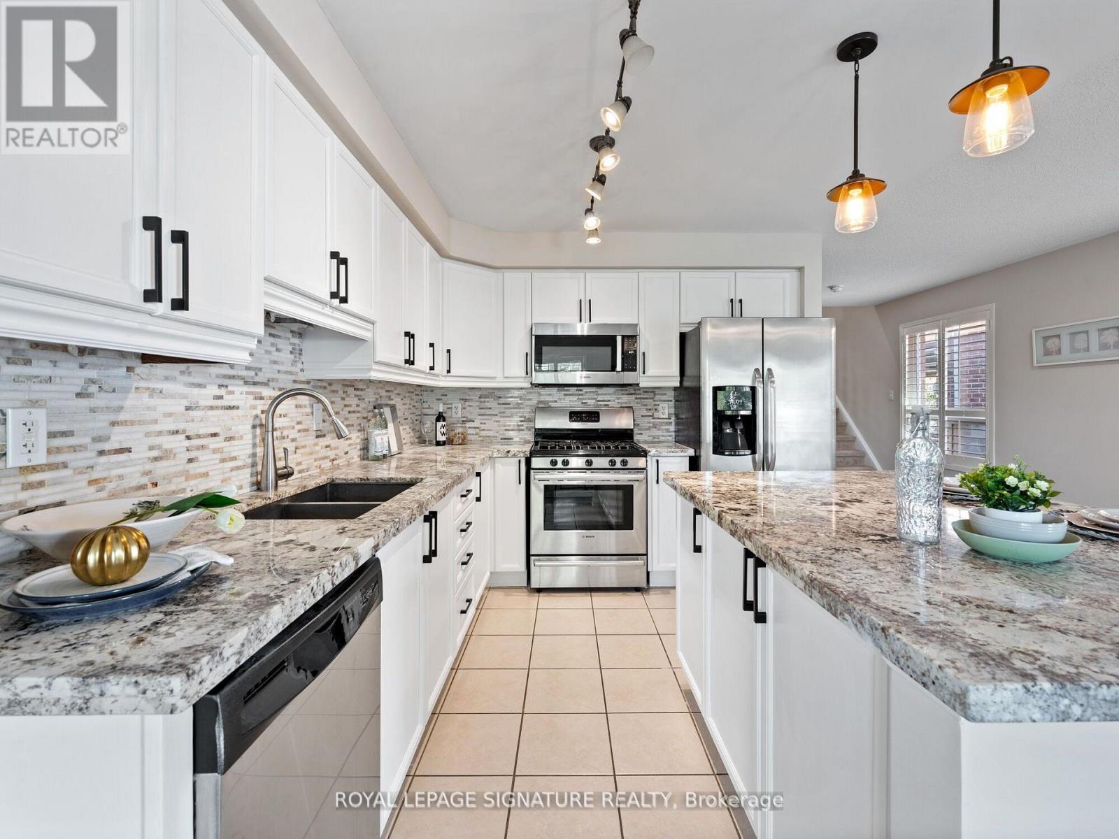 Photo 7 of 5015 Dubonet Drive, Mississauga ON