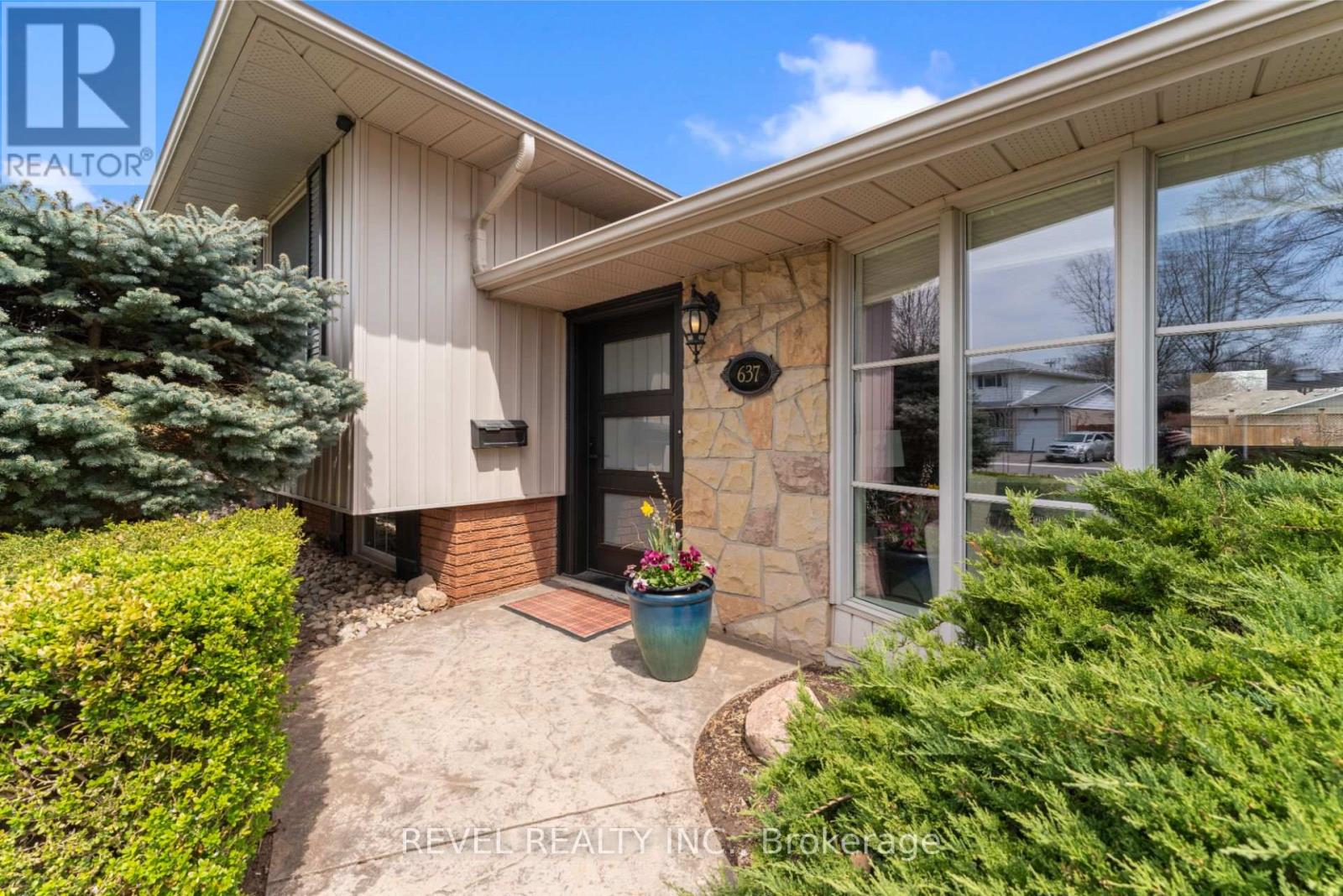 Photo 2 of 637 Thornwood Avenue, Burlington ON