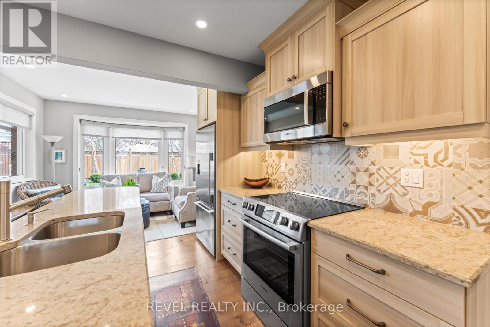 Photo 5 of 637 Thornwood Avenue, Burlington ON