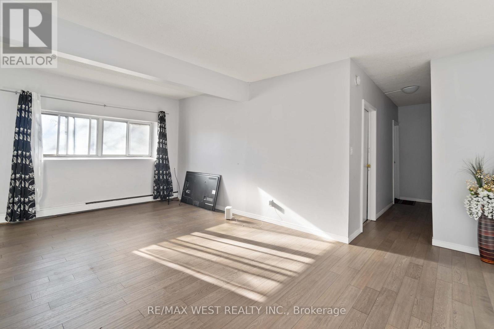 Photo 10 of 90 283 Fairway Road N, Kitchener ON