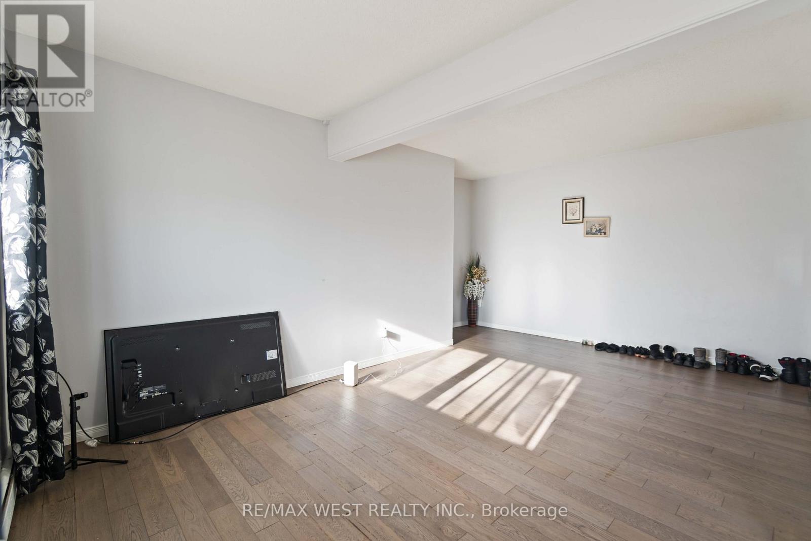 Photo 12 of 90 283 Fairway Road N, Kitchener ON
