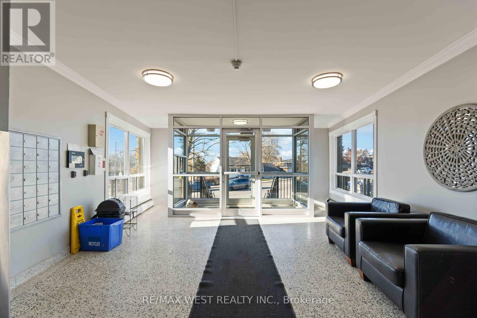 Photo 2 of 90 283 Fairway Road N, Kitchener ON