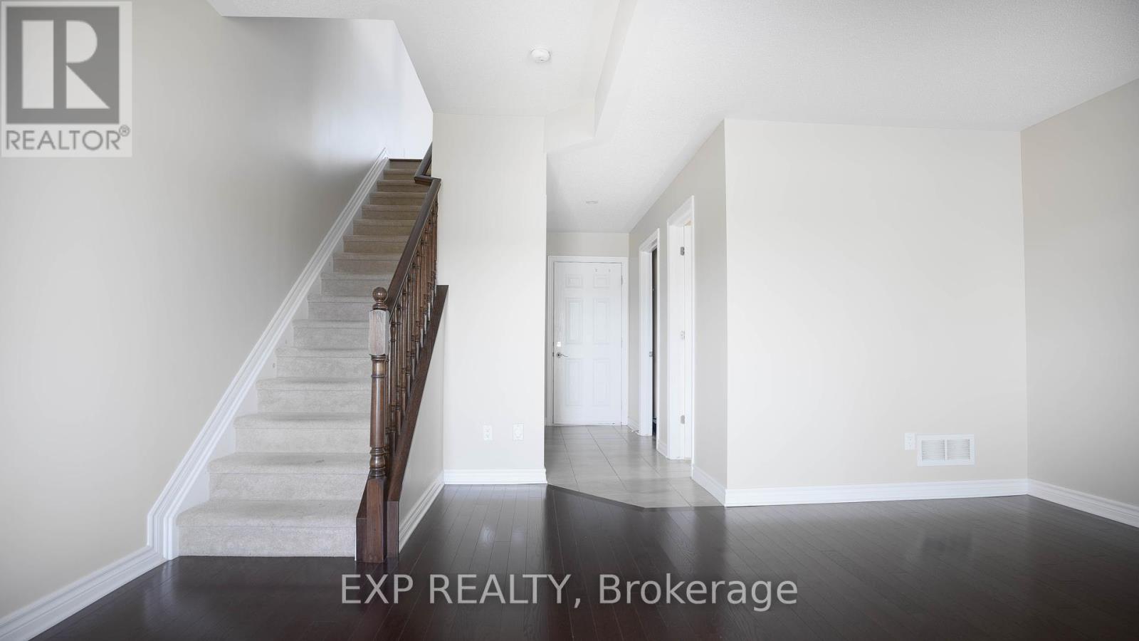 Photo 5 of 516 Silvertip Lane, Ottawa ON