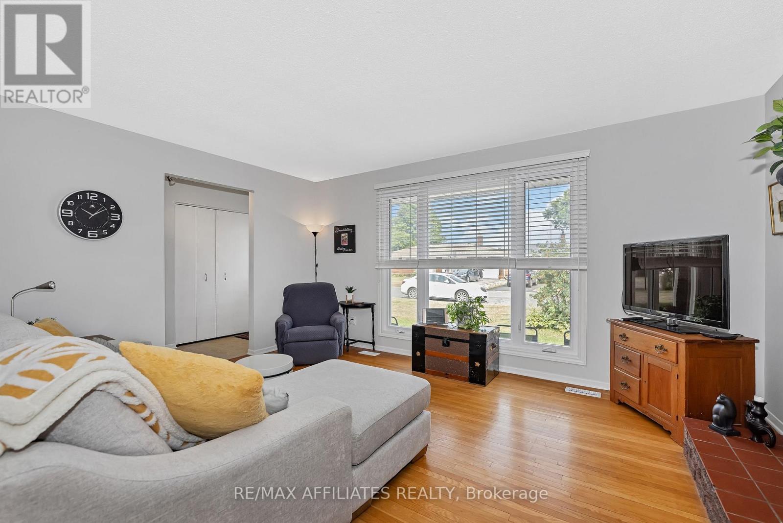 Photo 6 of 11 Tripp Crescent, Ottawa ON
