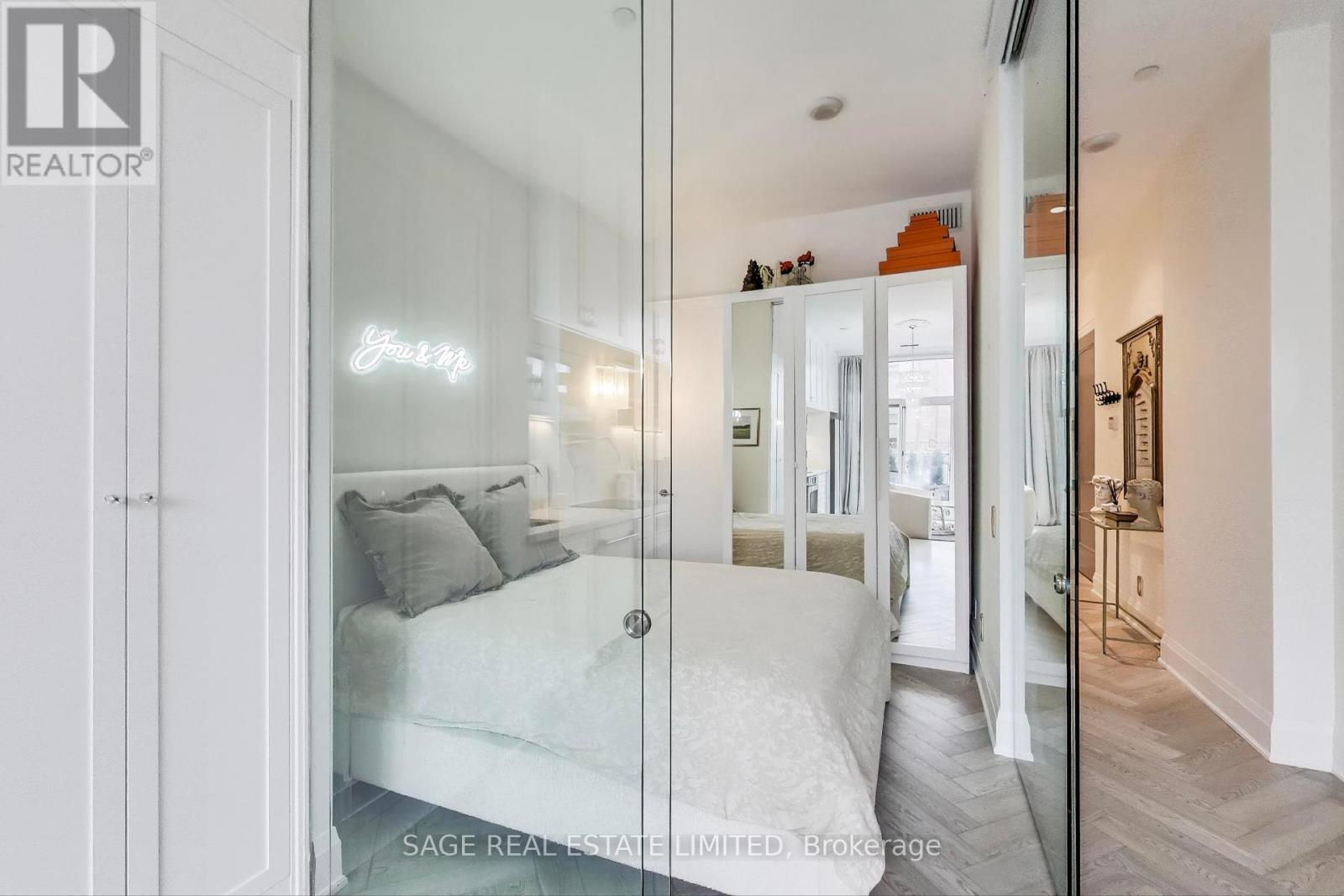 Photo 10 of 320 155 Yorkville Avenue, Toronto ON