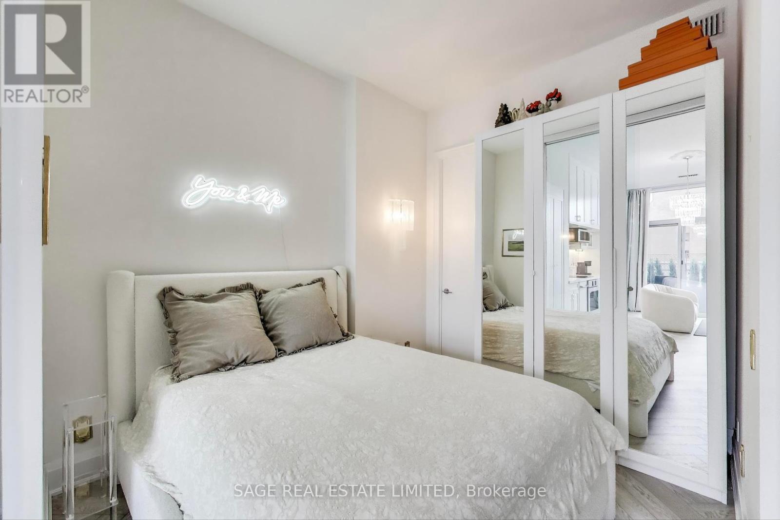 Photo 11 of 320 155 Yorkville Avenue, Toronto ON