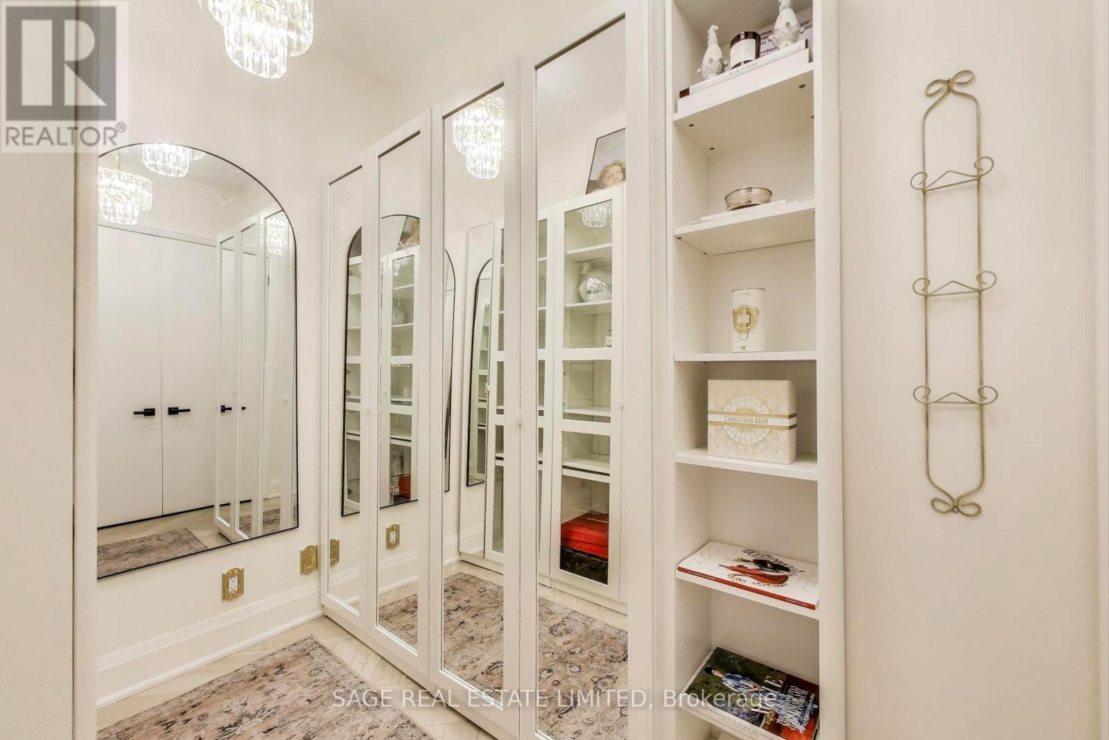 Photo 13 of 320 155 Yorkville Avenue, Toronto ON
