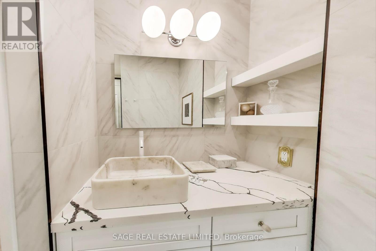 Photo 14 of 320 155 Yorkville Avenue, Toronto ON