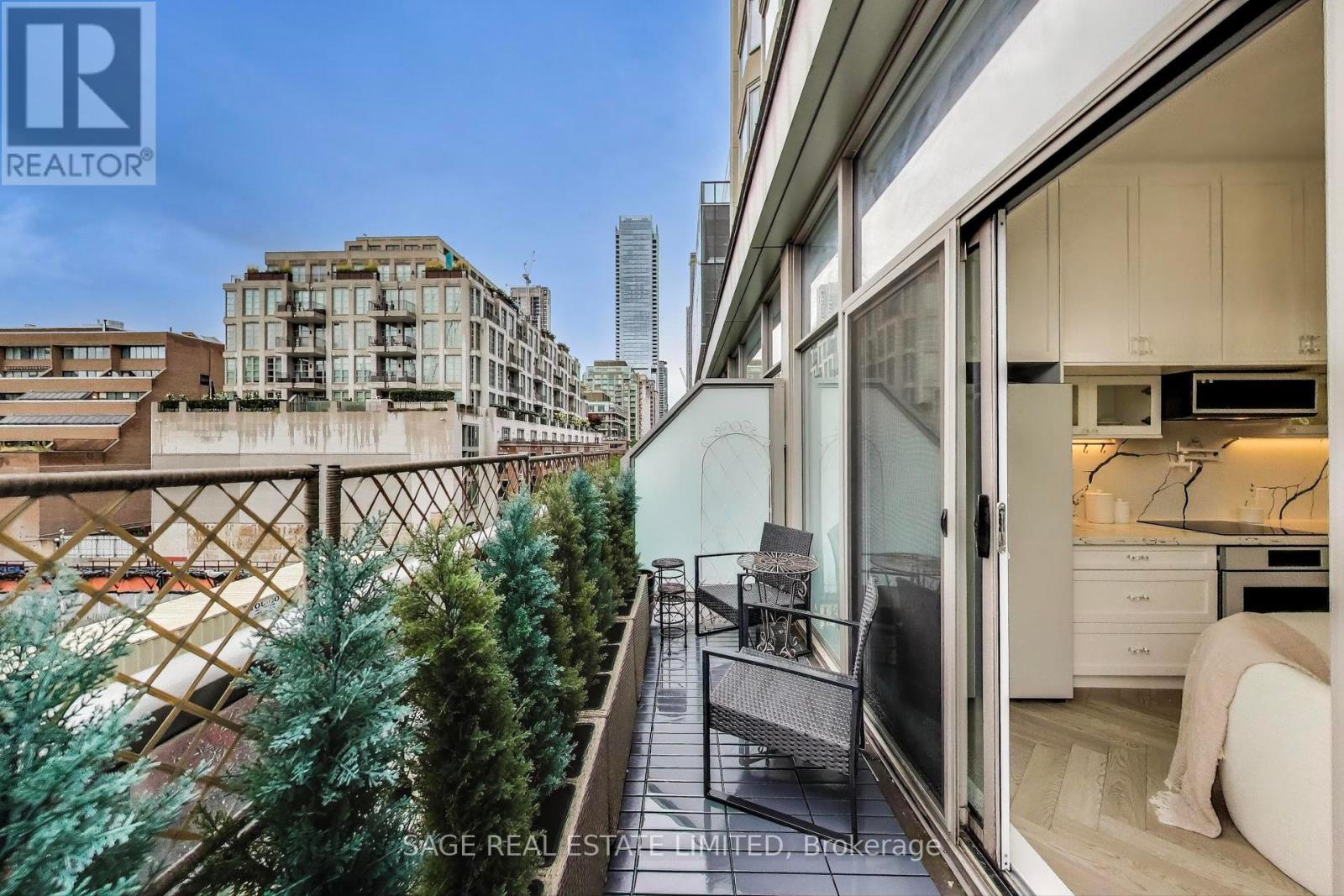 Photo 16 of 320 155 Yorkville Avenue, Toronto ON