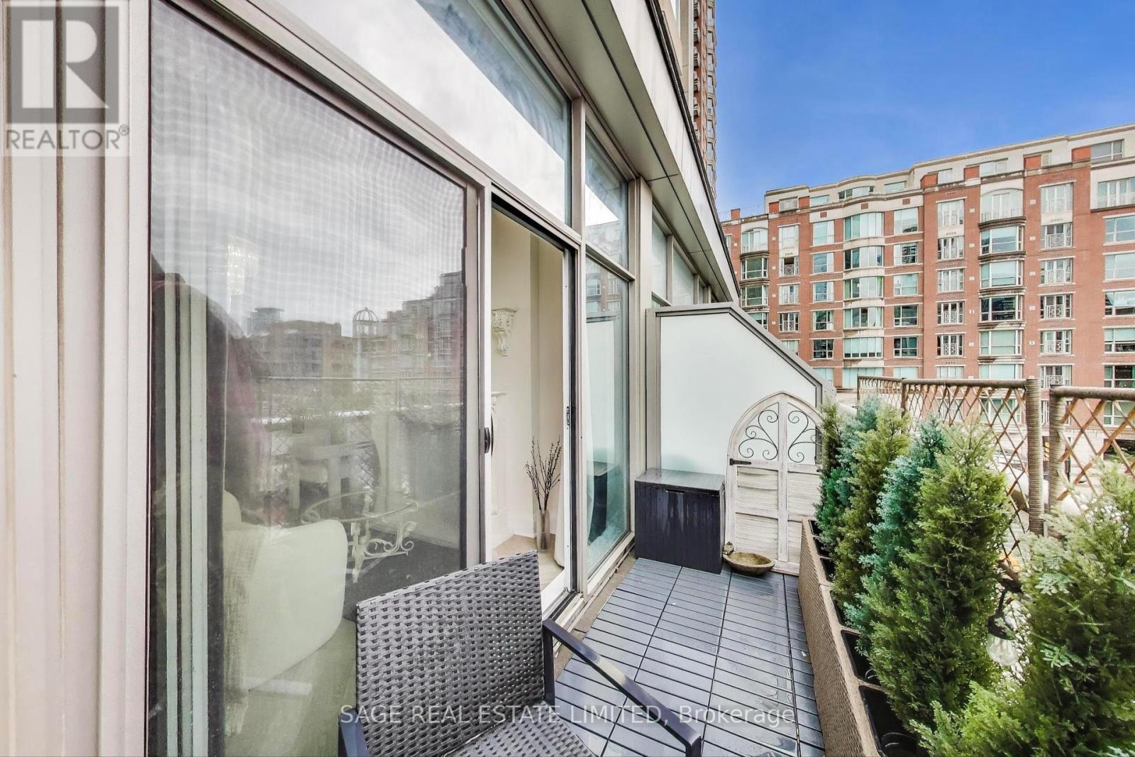 Photo 17 of 320 155 Yorkville Avenue, Toronto ON