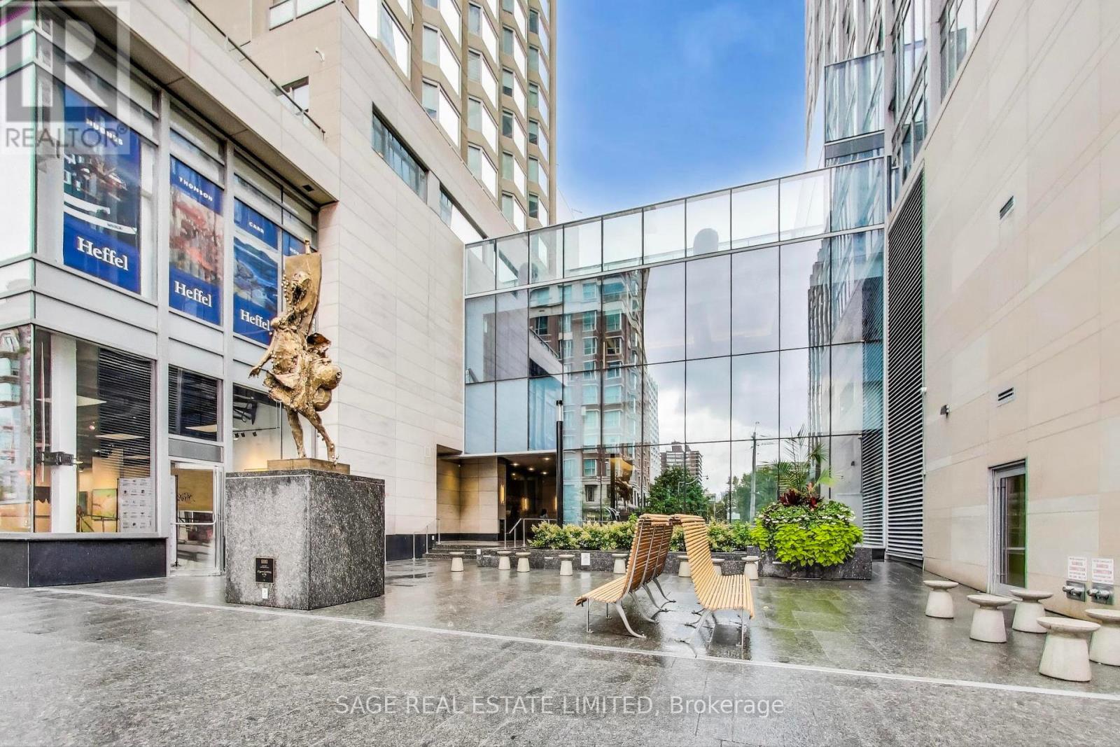 Photo 33 of 320 155 Yorkville Avenue, Toronto ON