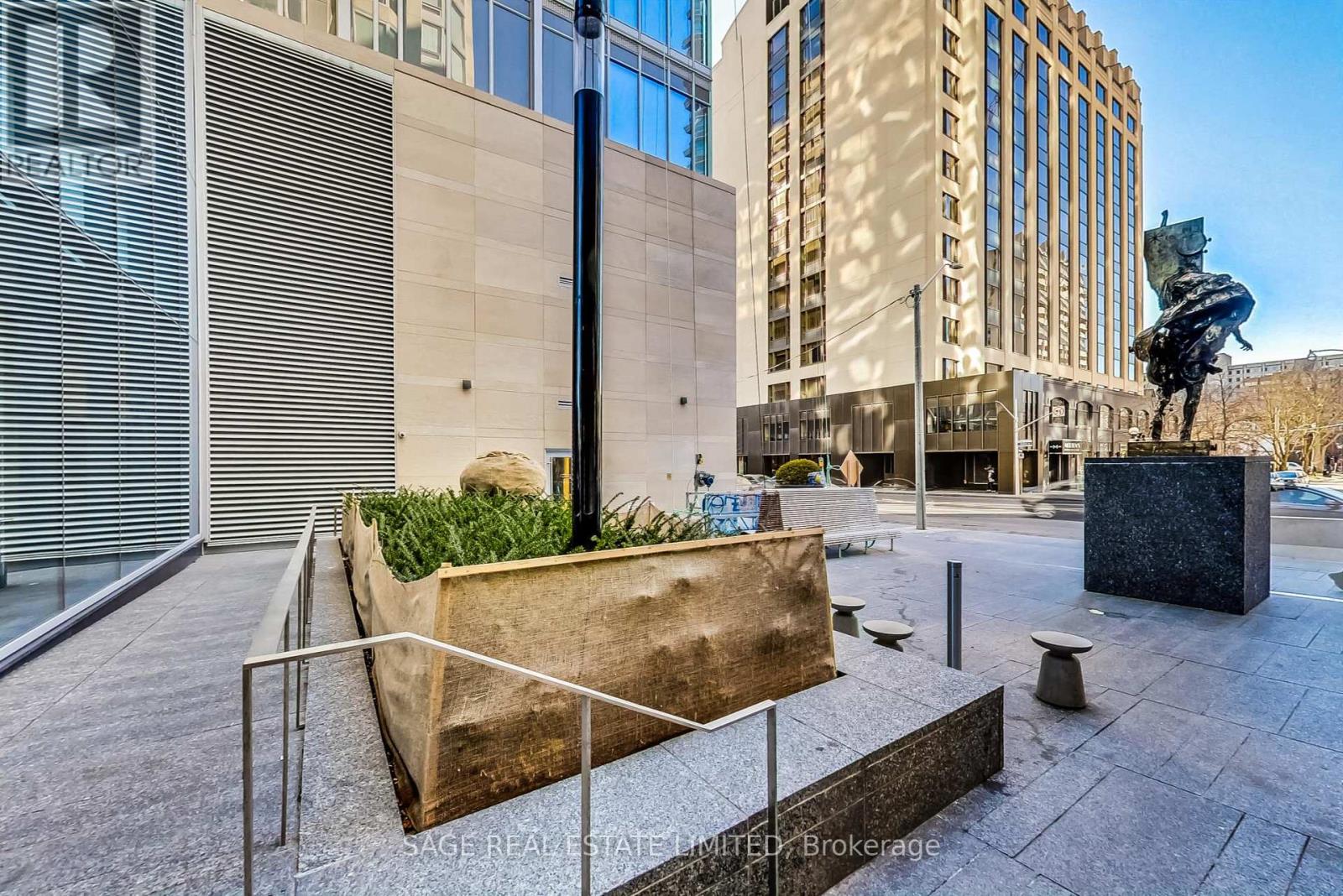 Photo 34 of 320 155 Yorkville Avenue, Toronto ON
