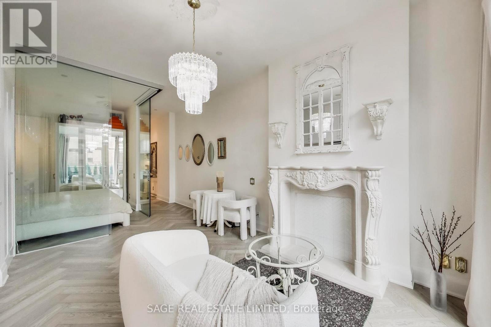 Photo 4 of 320 155 Yorkville Avenue, Toronto ON