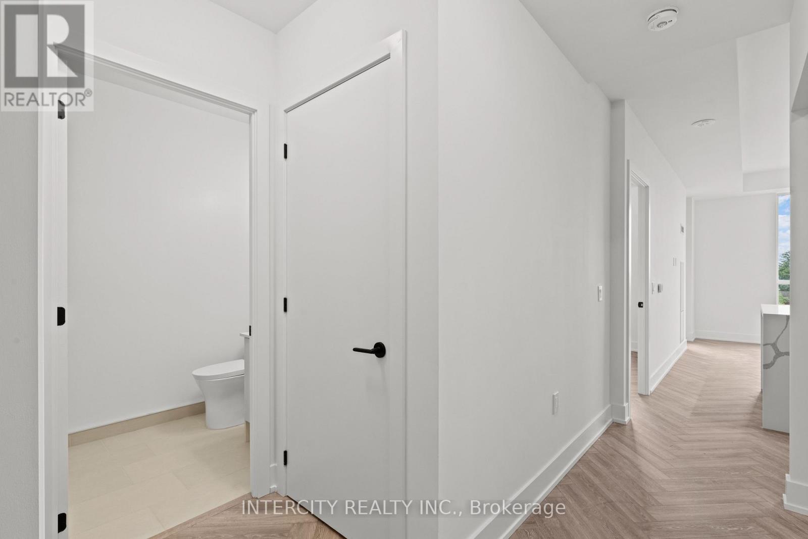 Photo 11 of 520 2075 King Road, King ON