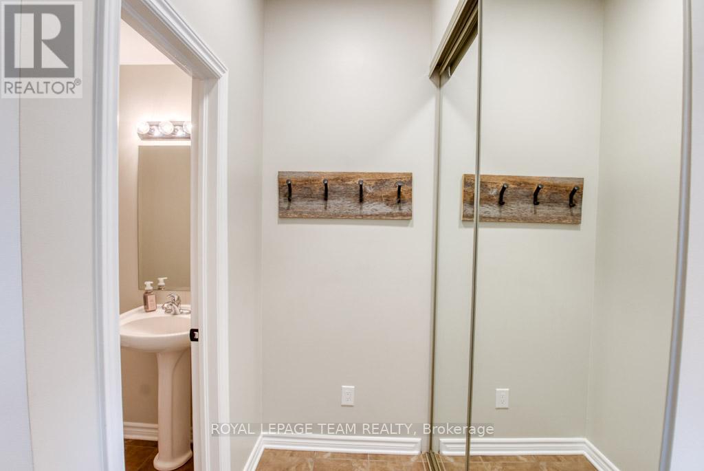 Photo 11 of 292 Forestbrook Street, Ottawa ON