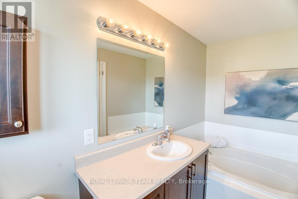 Photo 19 of 292 Forestbrook Street, Ottawa ON