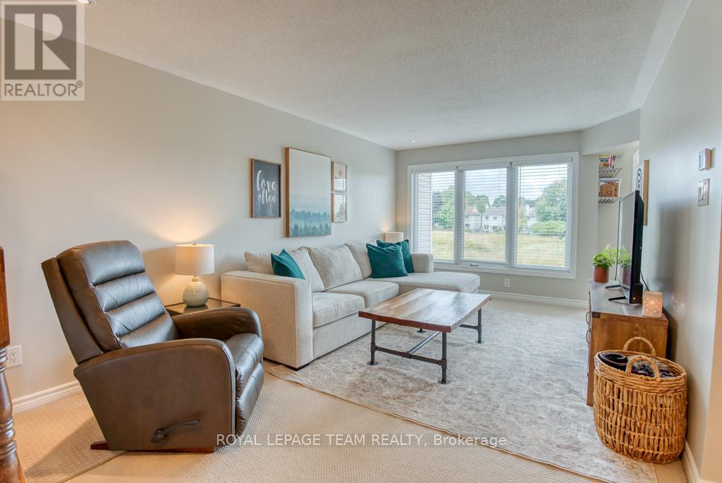 Photo 2 of 292 Forestbrook Street, Ottawa ON