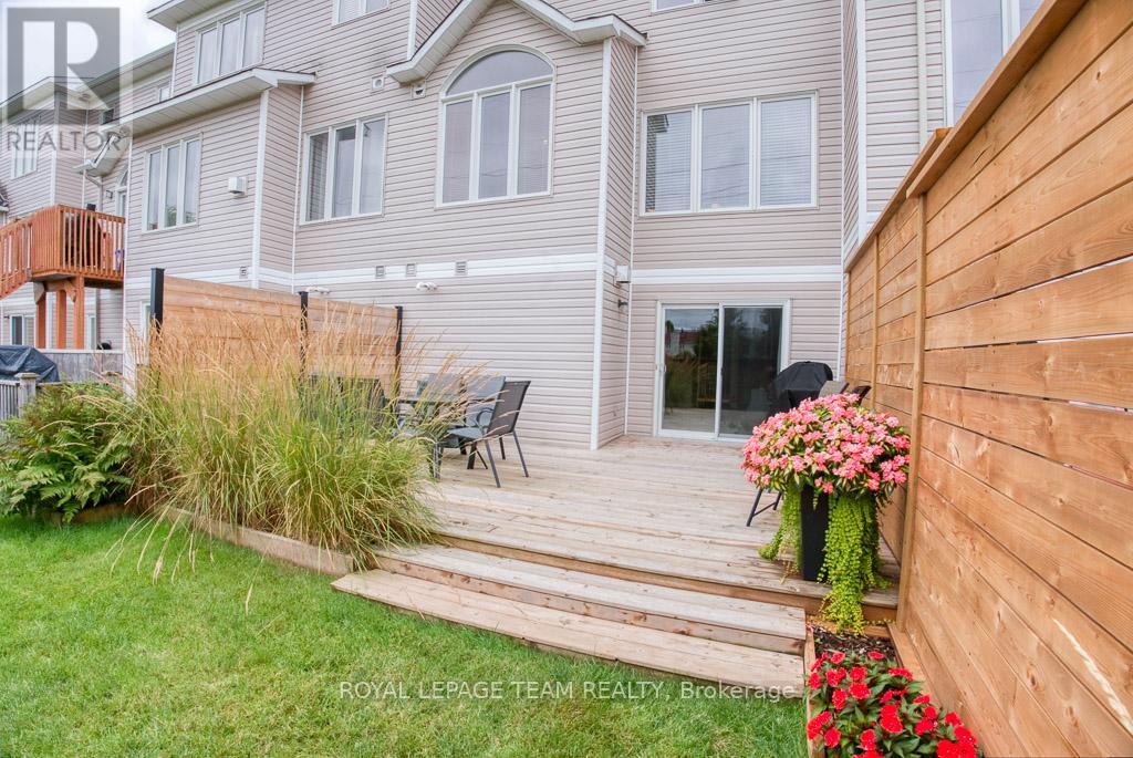 Photo 33 of 292 Forestbrook Street, Ottawa ON