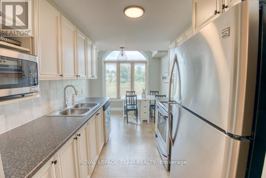 Photo 6 of 292 Forestbrook Street, Ottawa ON