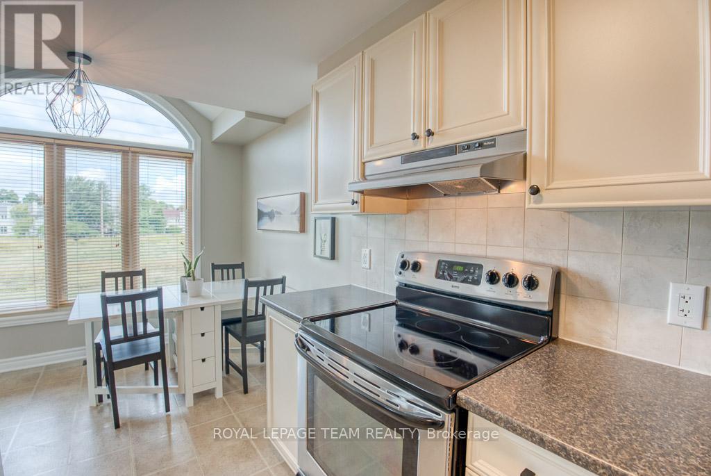 Photo 8 of 292 Forestbrook Street, Ottawa ON
