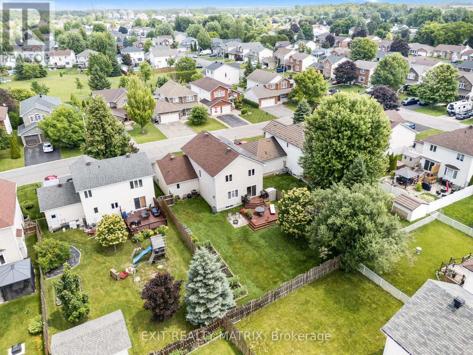 Photo 36 of 16 La Citadelle Street, Russell ON