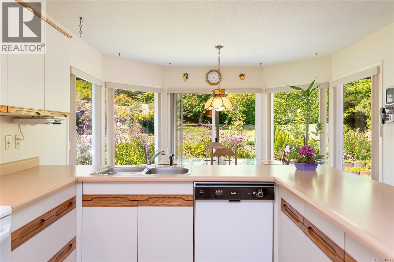 Photo 10 of 4450 Autumnwood Lane, Saanich BC