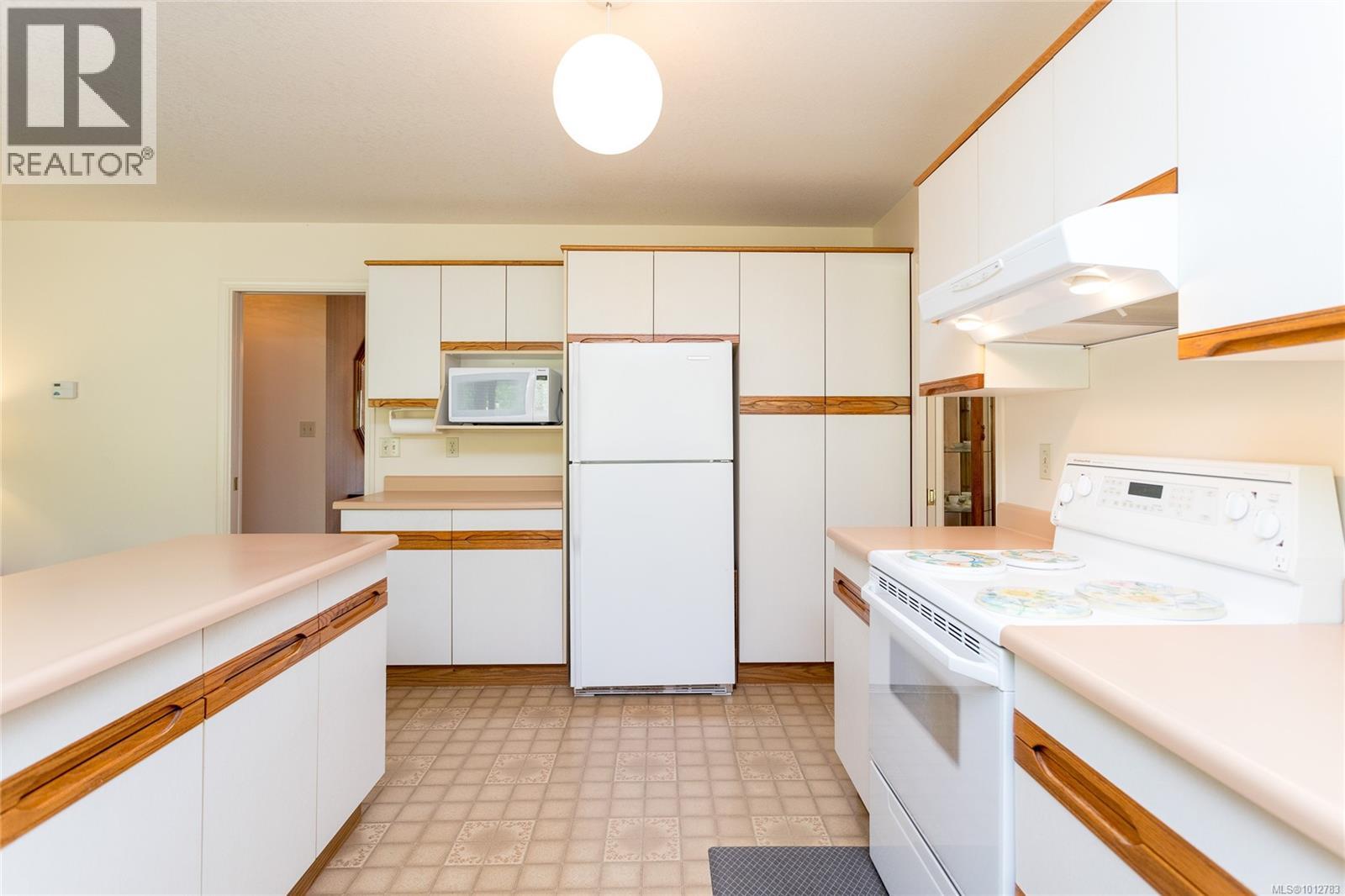 Photo 11 of 4450 Autumnwood Lane, Saanich BC