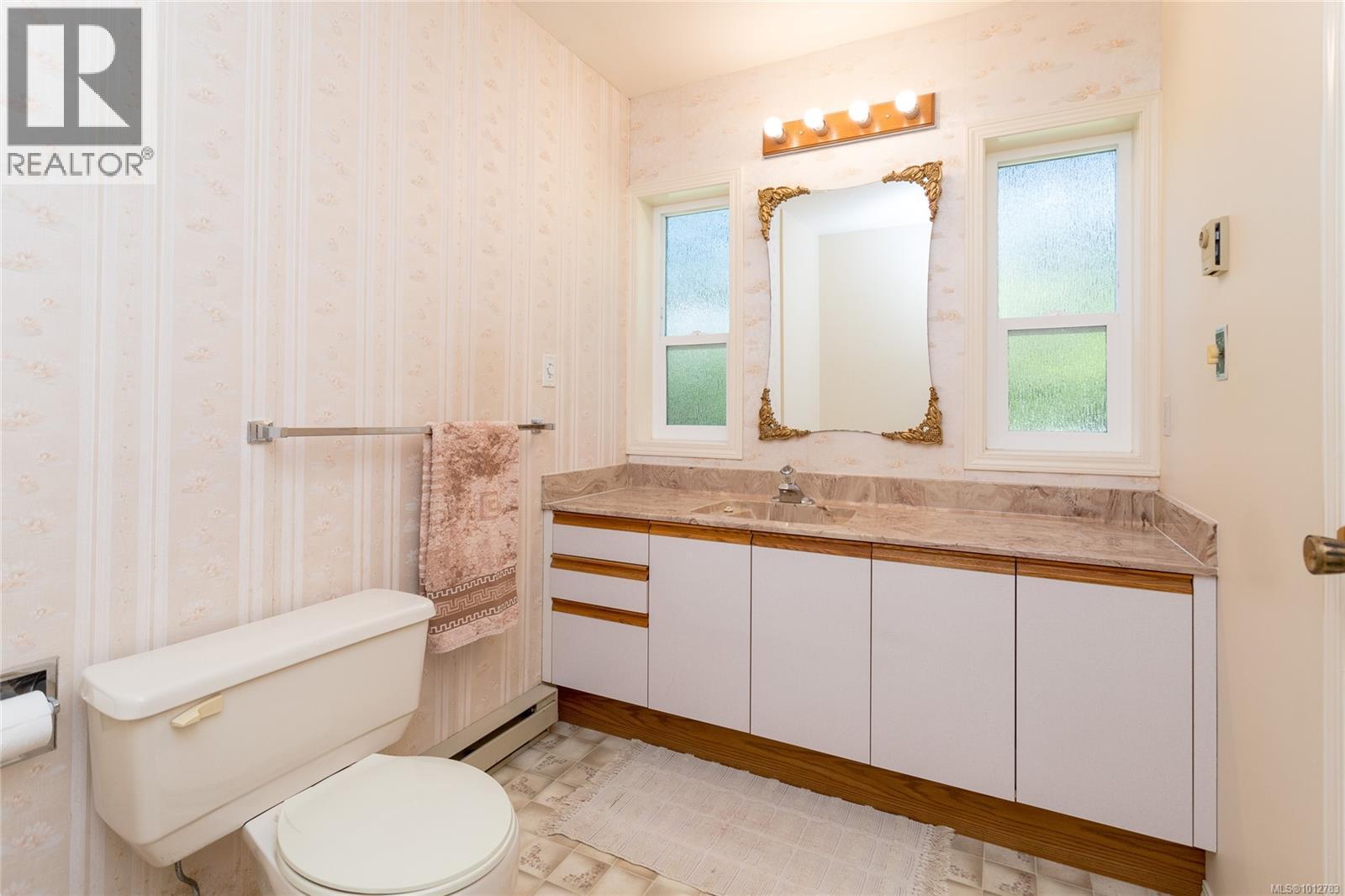 Photo 18 of 4450 Autumnwood Lane, Saanich BC