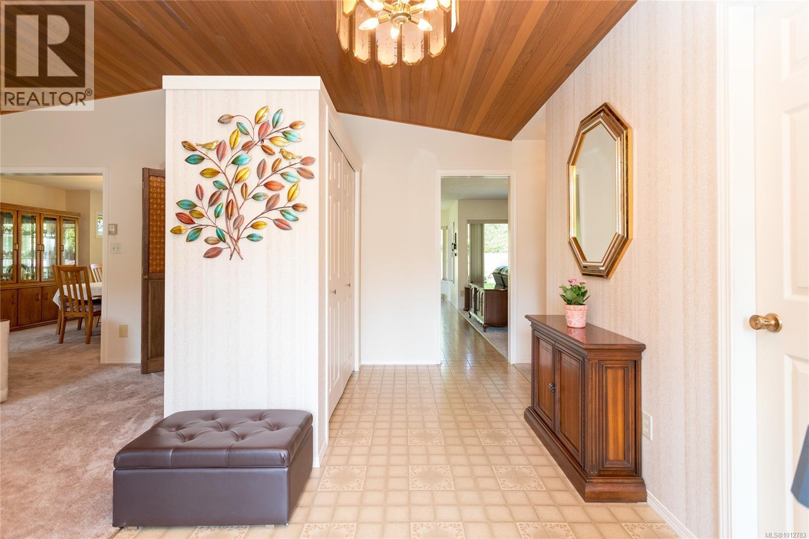Photo 3 of 4450 Autumnwood Lane, Saanich BC