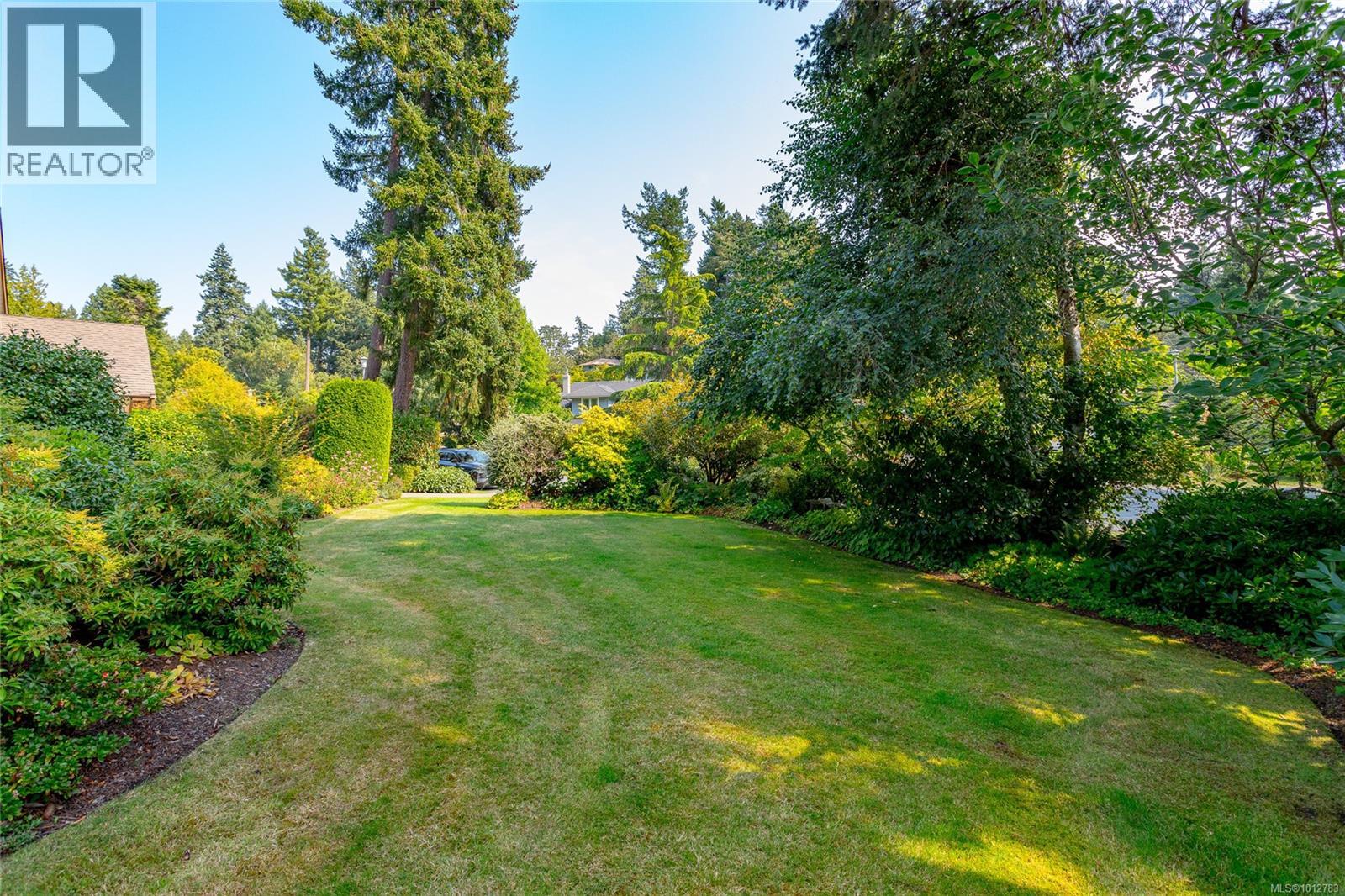Photo 35 of 4450 Autumnwood Lane, Saanich BC