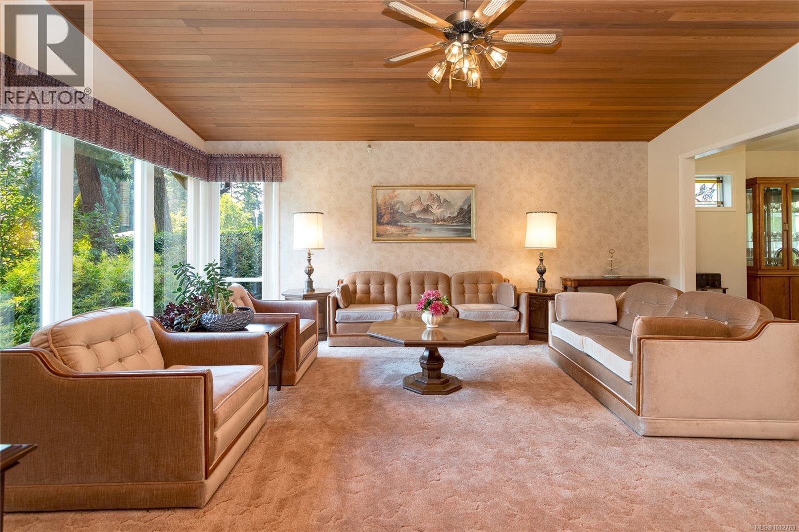 Photo 4 of 4450 Autumnwood Lane, Saanich BC