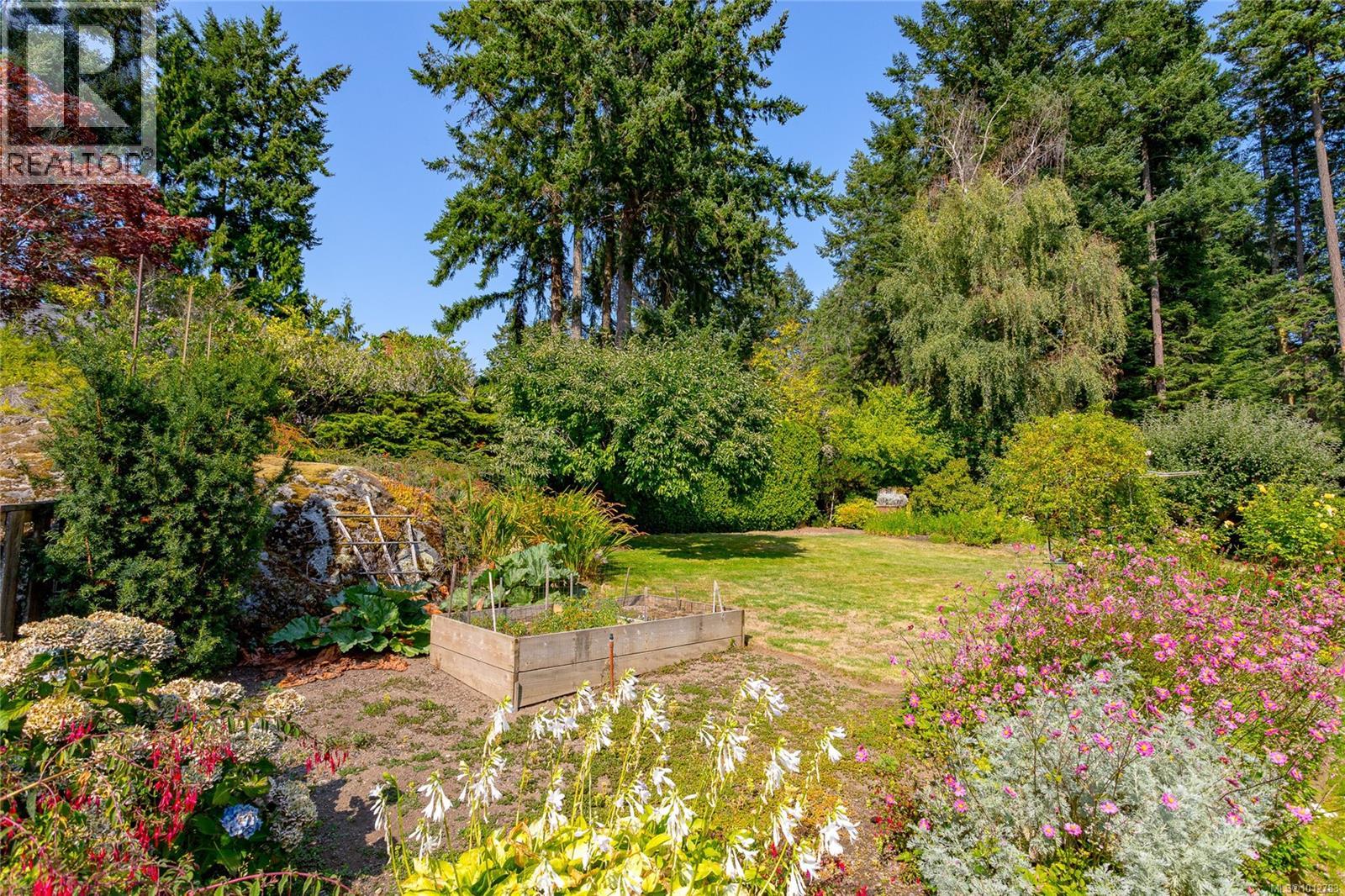 Photo 40 of 4450 Autumnwood Lane, Saanich BC