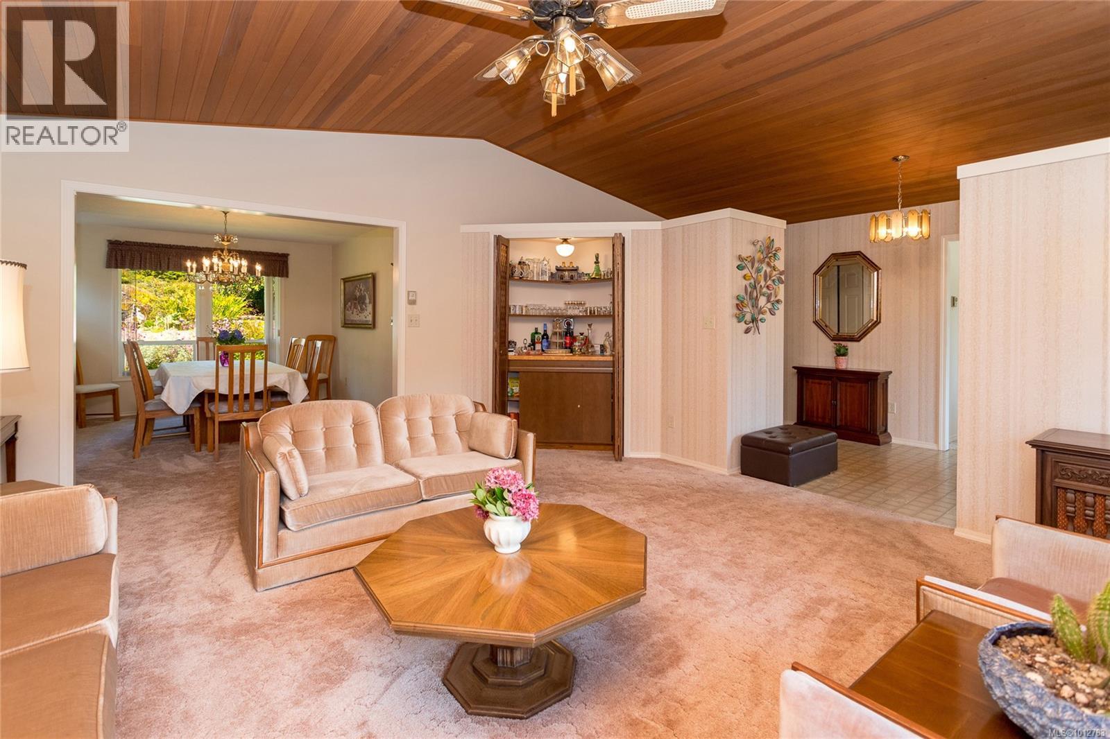 Photo 5 of 4450 Autumnwood Lane, Saanich BC