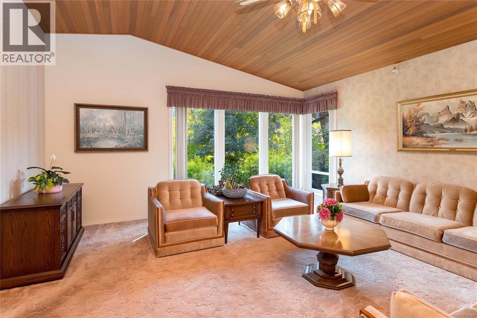 Photo 6 of 4450 Autumnwood Lane, Saanich BC