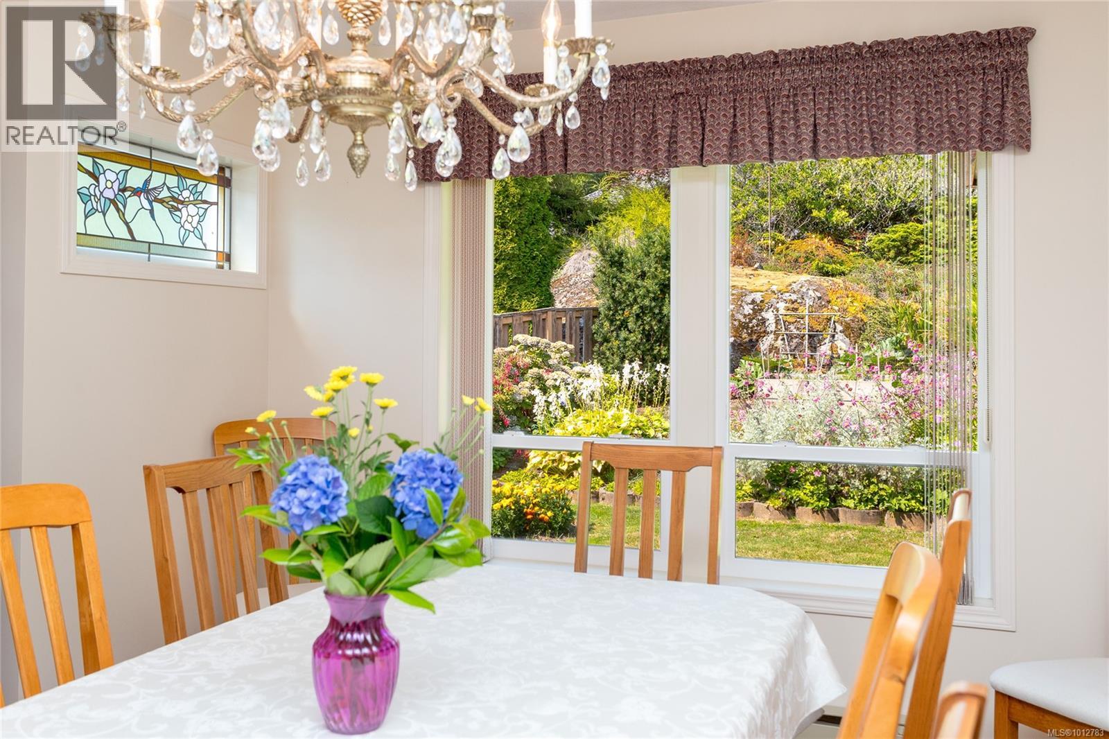 Photo 8 of 4450 Autumnwood Lane, Saanich BC