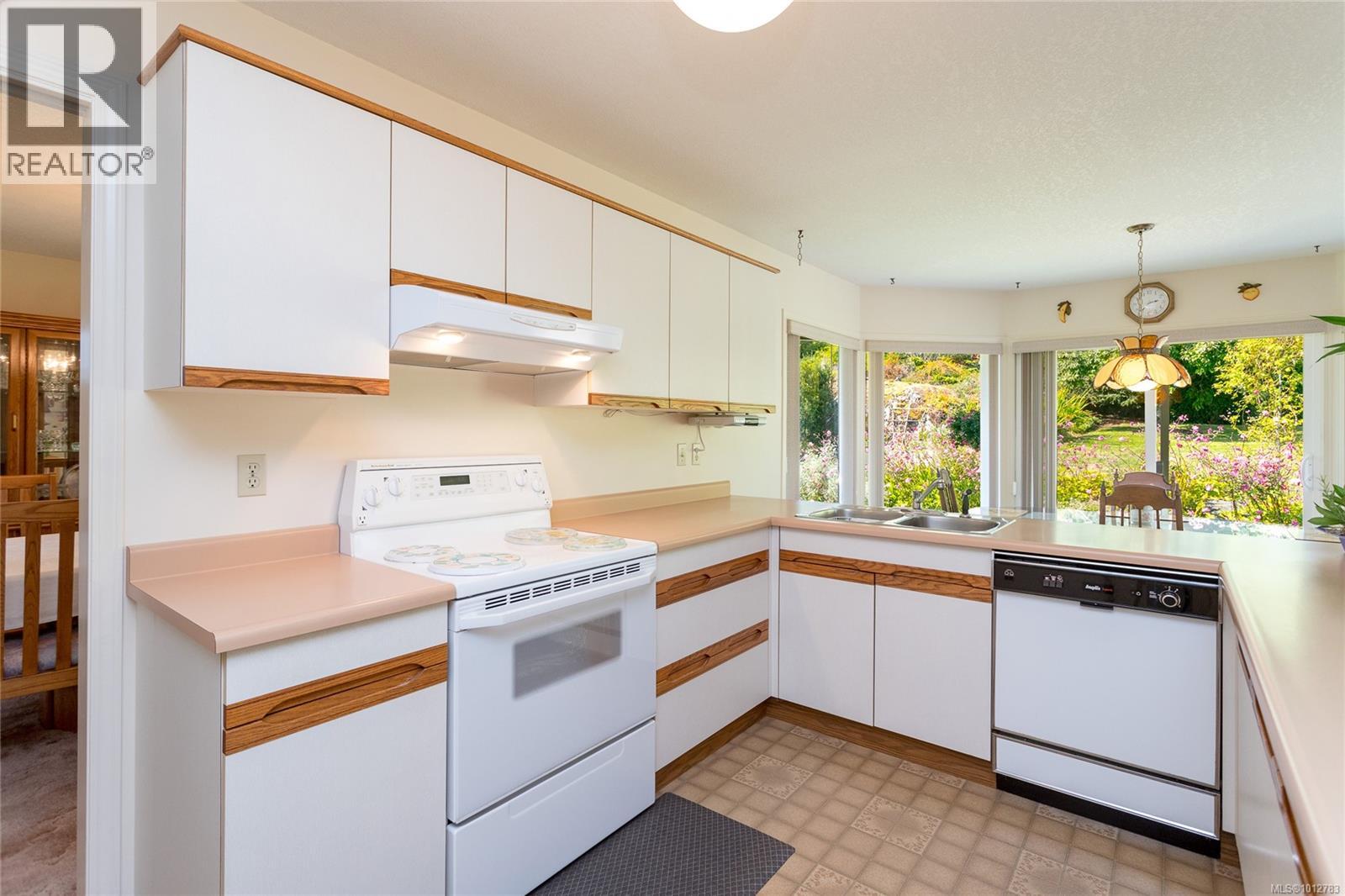 Photo 9 of 4450 Autumnwood Lane, Saanich BC