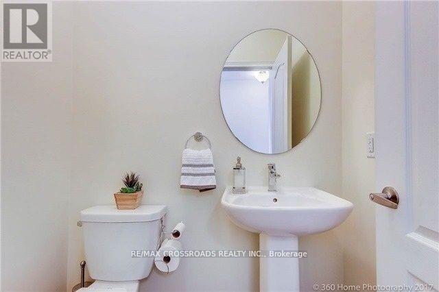 Photo 10 of 205 Laker Court, Newmarket ON