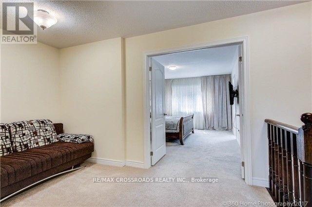 Photo 11 of 205 Laker Court, Newmarket ON