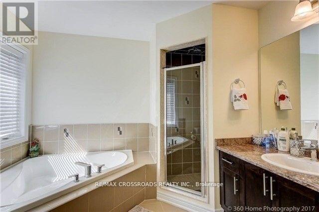 Photo 14 of 205 Laker Court, Newmarket ON