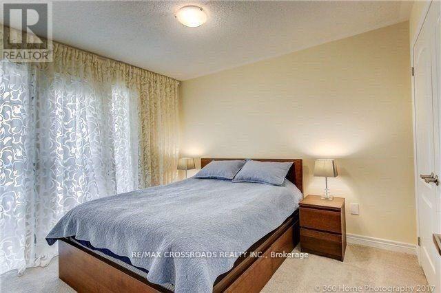 Photo 15 of 205 Laker Court, Newmarket ON