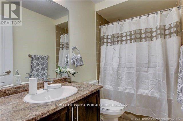 Photo 17 of 205 Laker Court, Newmarket ON