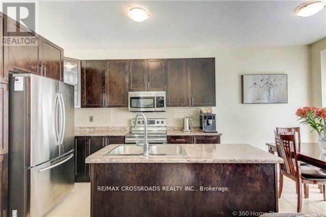Photo 4 of 205 Laker Court, Newmarket ON