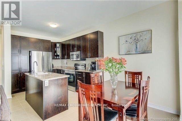 Photo 6 of 205 Laker Court, Newmarket ON