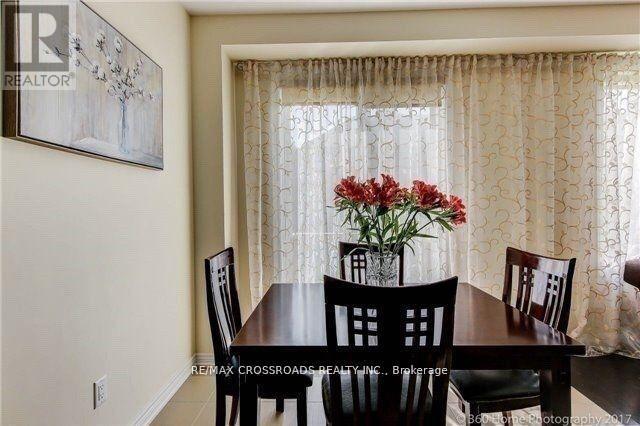 Photo 7 of 205 Laker Court, Newmarket ON