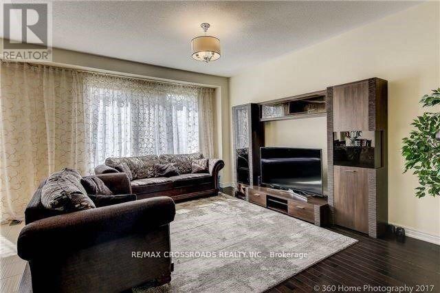 Photo 8 of 205 Laker Court, Newmarket ON