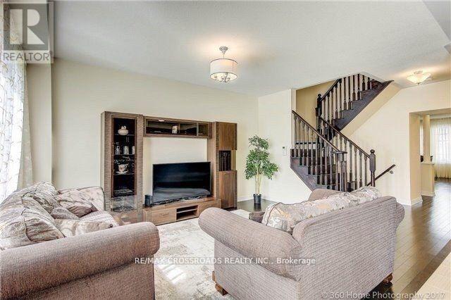 Photo 9 of 205 Laker Court, Newmarket ON
