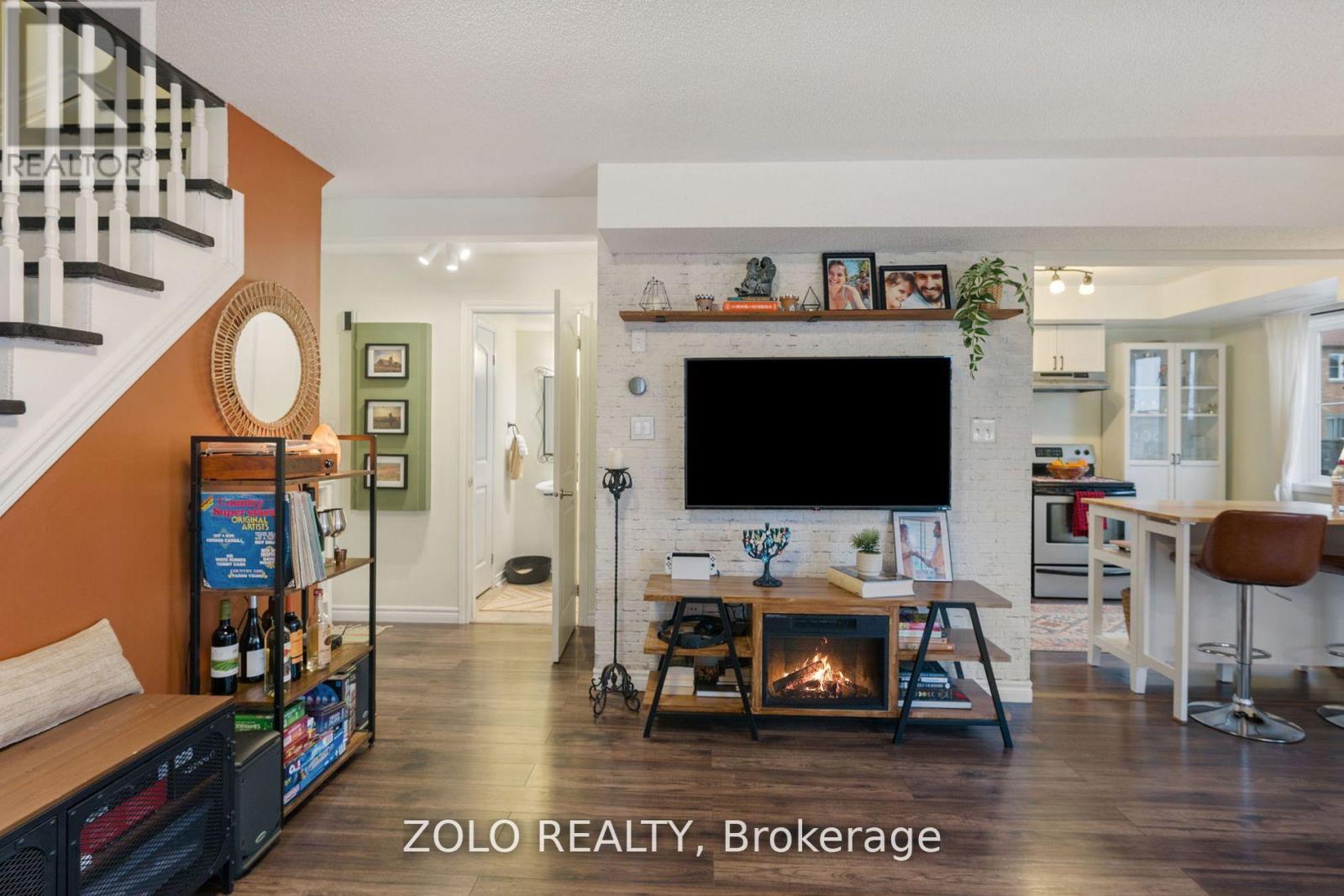 Photo 9 of 2 13 Cheltenham Road, Barrie ON