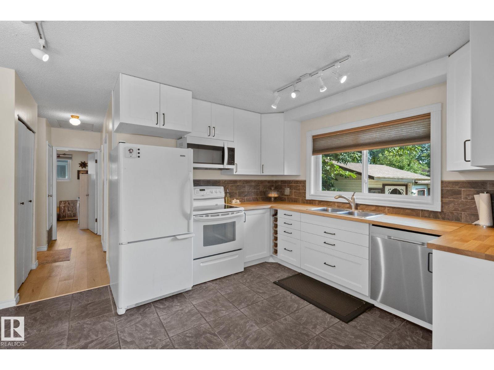 Photo 13 of 12107 53 St Nw, Edmonton AB