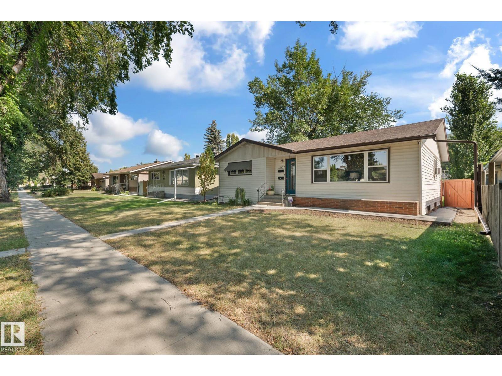 Photo 4 of 12107 53 St Nw, Edmonton AB